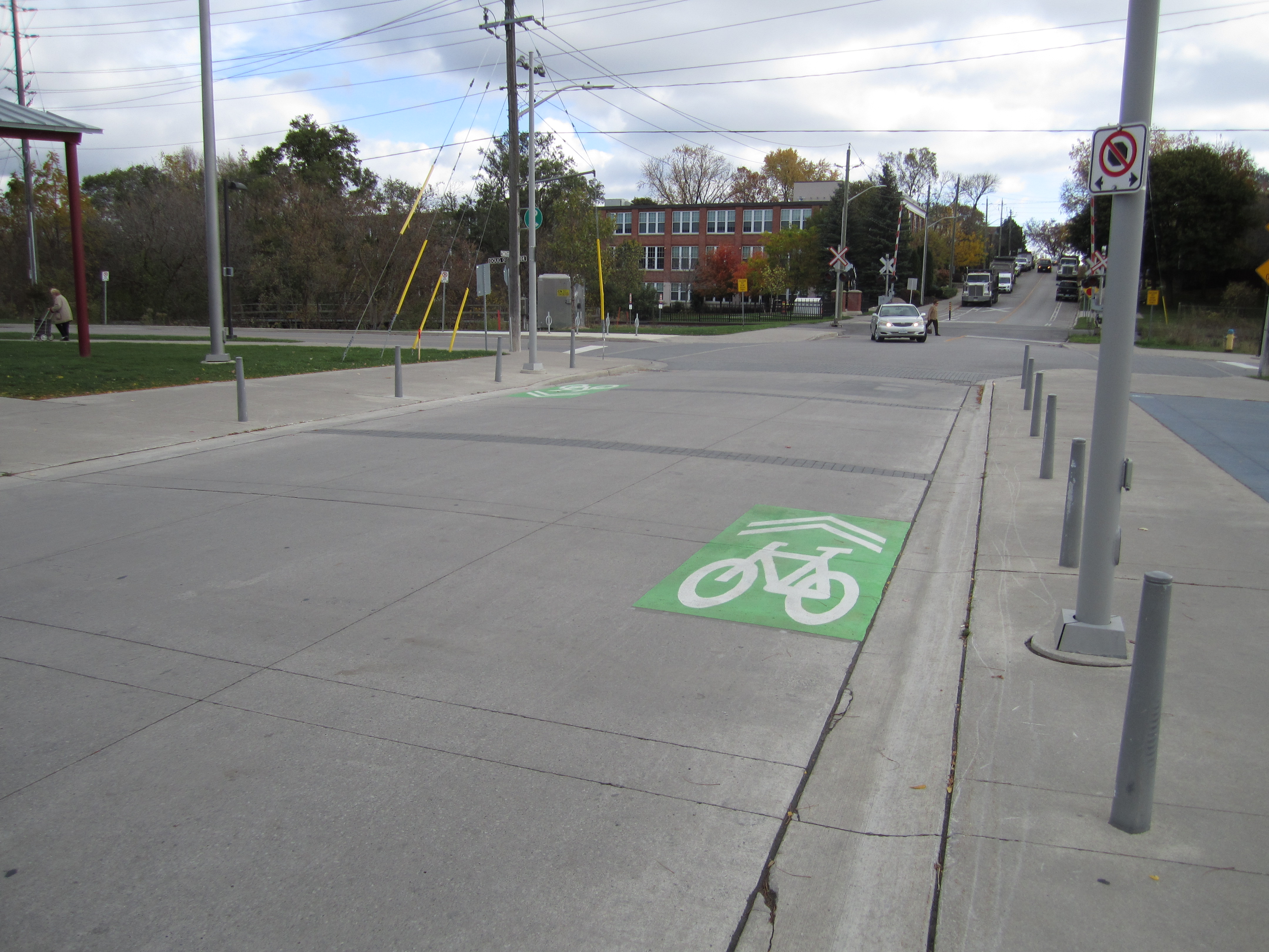 A picture of green route markers, or sharrows, on Timothy st looking eastbound